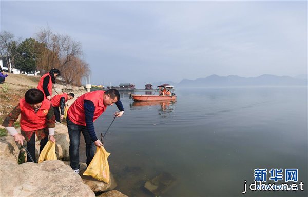 杭州临安：党员巡湖助治水 打造水美新家园