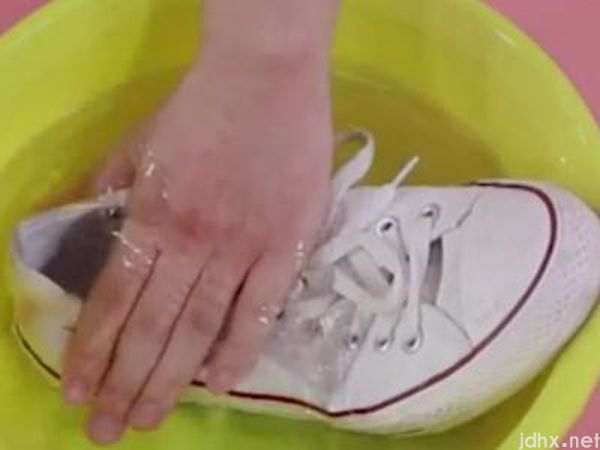 白色鞋子发霉怎么洗掉霉斑(图2)