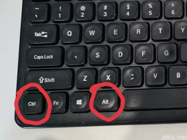 电脑开机只显示鼠标箭头黑屏(图2)