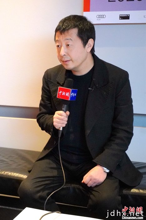 在日前闭幕的第70届柏林国际电影节期间，中国著名导演贾樟柯接受中新社记者专访。中新社记者 彭大伟 摄

