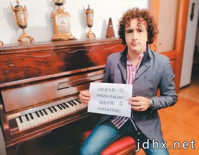 意大利小伙创作中文歌曲 呼吁全世界“共同战斗”