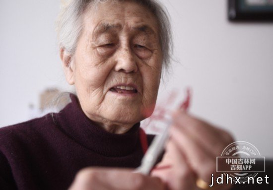 吉林85岁老奶奶创作剪纸作品点赞战“疫”医护人员