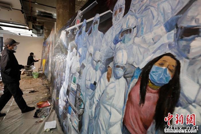 上海20余名画家共同创作长18米、高2.2米“战疫”主题作品《召唤》