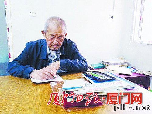 67岁老伯迷上文学创作 为写武侠小说自创一套棍法