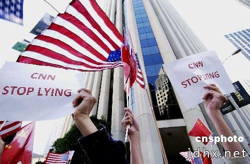 资料图：当地时间四月二十六日，逾五千名旧金山华人华侨聚集在CNN位于旧金山的办公楼前举行抗议示威。要求CNN为卡弗蒂的辱华言论道歉。 中新社发 陈钢 摄