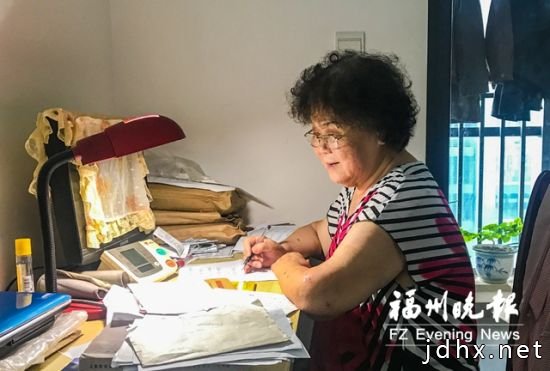 陈淑英在家中整理《闽韵芬芳》一书的手稿。