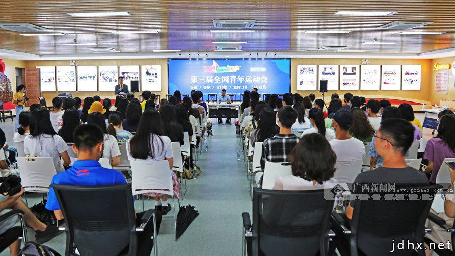 广西民大学子:积极参与第三届青运会会徽会歌创作