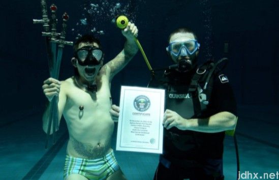人类水下憋气世界纪录:22分22秒(堪称不需氧气的男人)(图1)