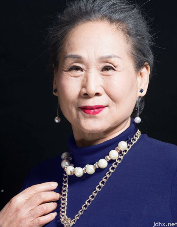 “河南老太太”苇青，62岁拍戏，73岁百亿票房，她的故事很励志
