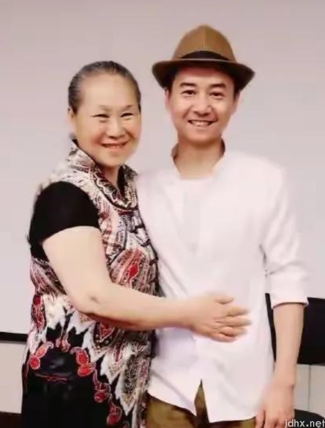 “河南老太太”苇青，62岁拍戏，73岁百亿票房，她的故事很励志