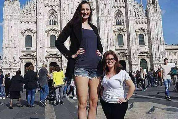 世界第一长腿小姐：利辛娜身高2.05米，腿长1.32米(图2)