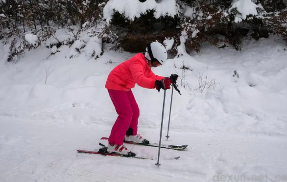 滑雪护目镜戴在头盔里面还是外面3